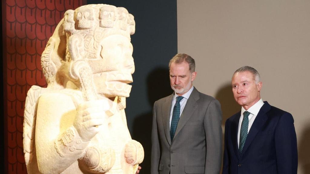 Felipe VI y el embajador de México, Quirino Ordaz Coppel durante su visita a la exposición “La Mujer en el México indígena”, que se exhibe en el Museo Arqueológico Nacional.