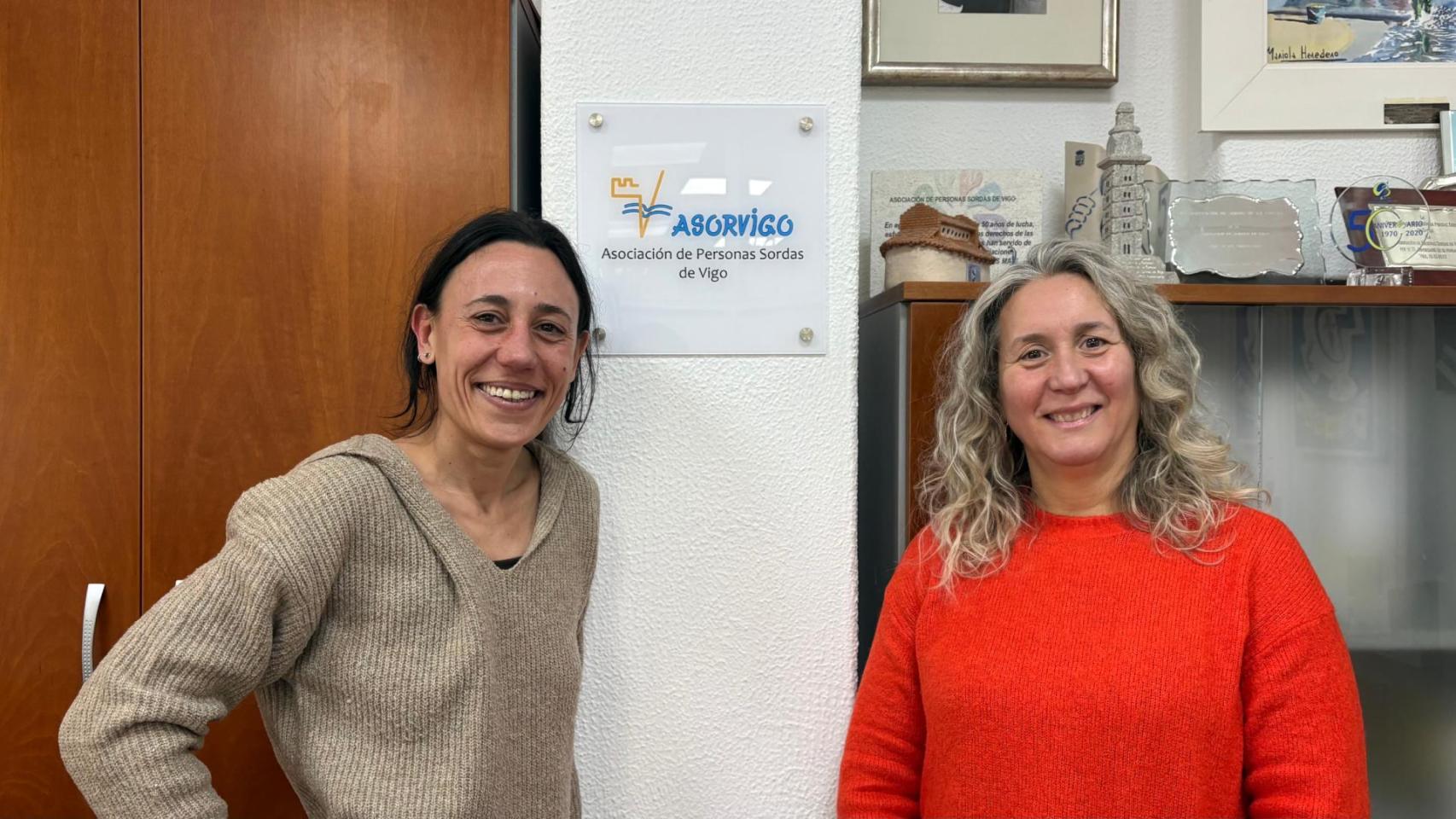 Liliana Nantes, intérprete de lengua de signos de AsorVigo, y María Leonor Ruiz, presidenta de AsorVigo.