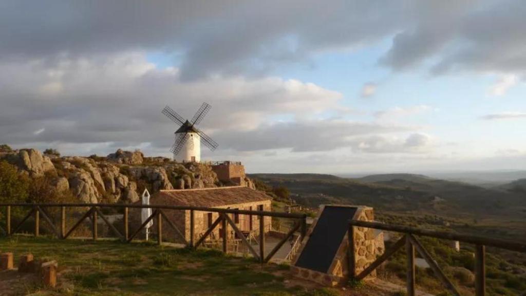 Molinos de viento de Los Yébenes (Crestería Molinera).