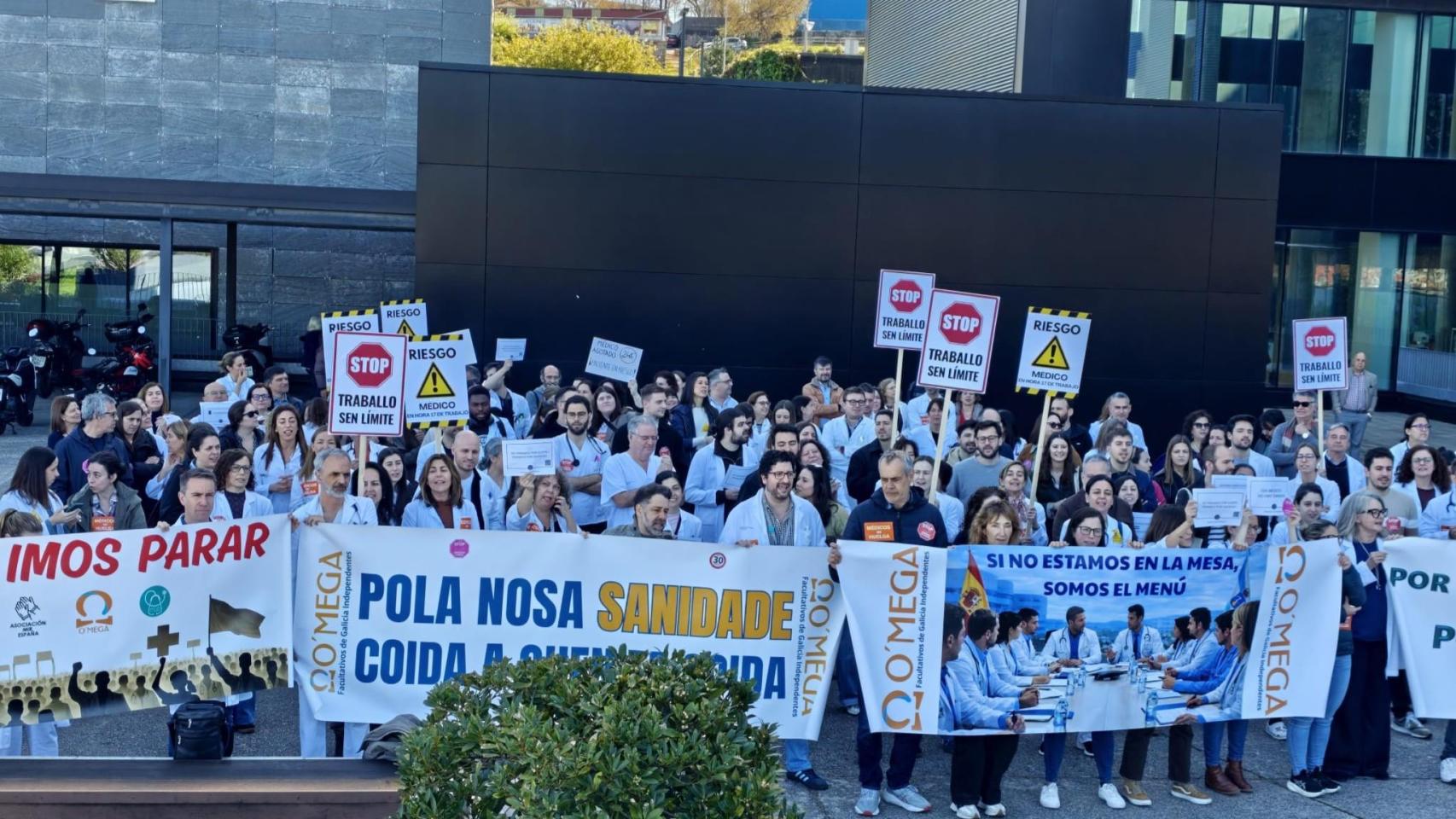 Concentración este lunes de los médicos ante el Hospital Álvaro Cunqueiro de Vigo
