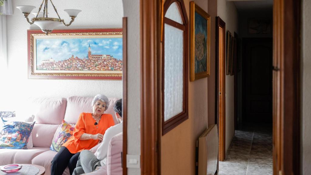 María en el salón de su casa durante la entrevista con EL ESPAÑOL.