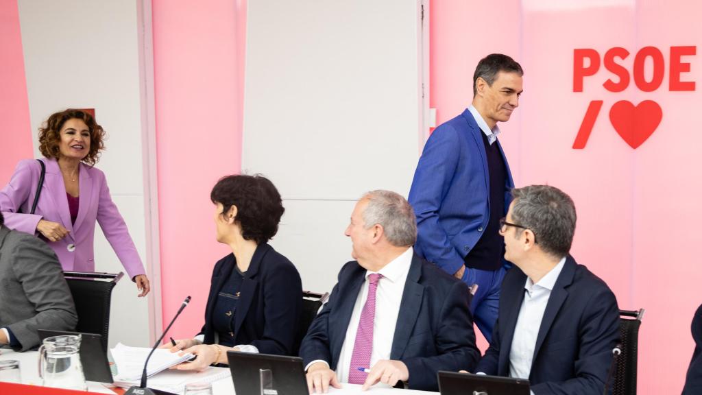 Pedro Sánchez llega este lunes a la reunión de  la Ejecutiva del PSOE, con María Jesús Montero unos pasos atrás.