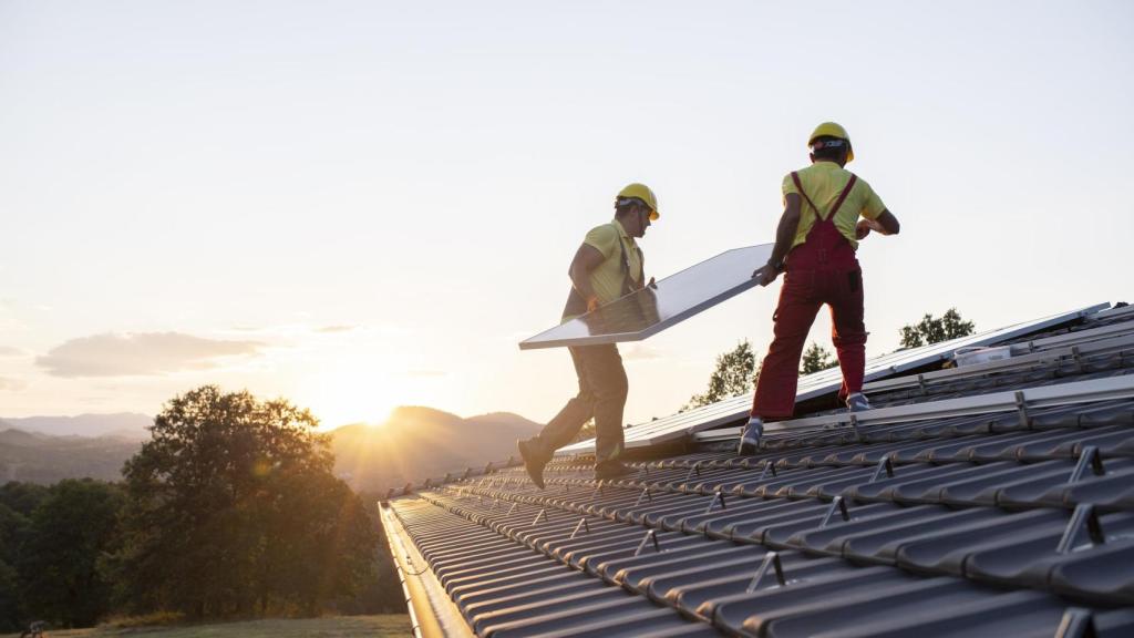 Instalación de paneles solares en un techo.