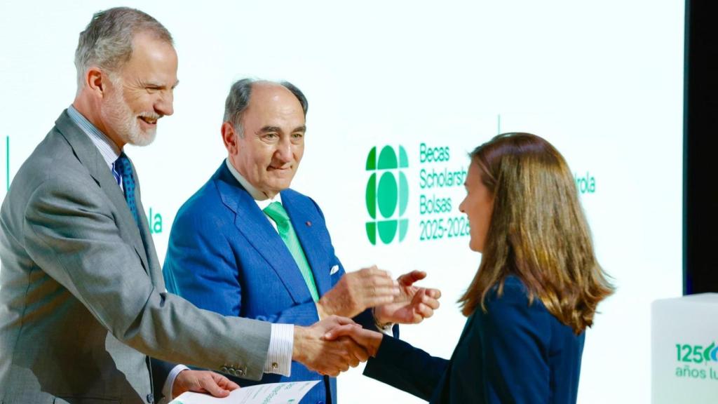 Felipe VI, rey de España e Ignacio Galán, presidente de Iberdrola hacen entrega a María Lázaro de la Beca Iberdrola.