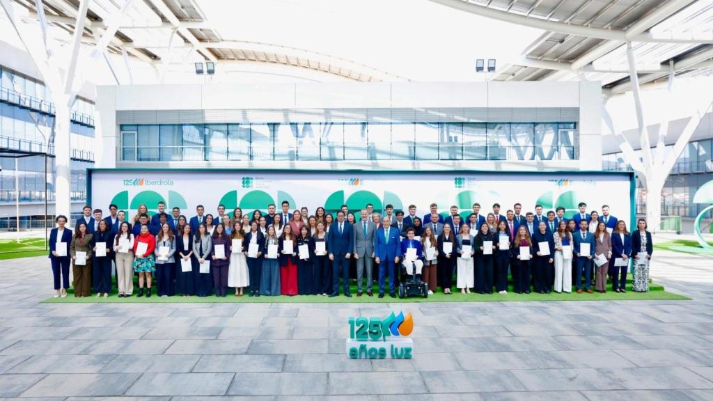 Foto de familia del acto donde se han entregado las Becas Iberdrola.