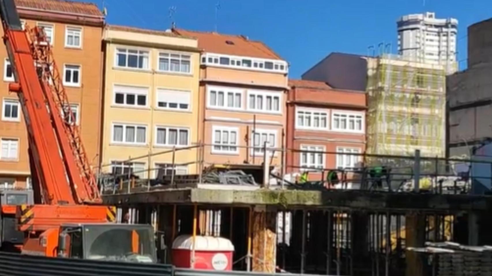 Máquinas y una grúa, este lunes por la mañana en el antiguo mercado de Santa Lucía.