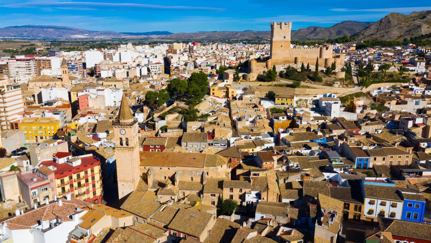 Vistas del municipio de Villena, con el castillo de fondo.