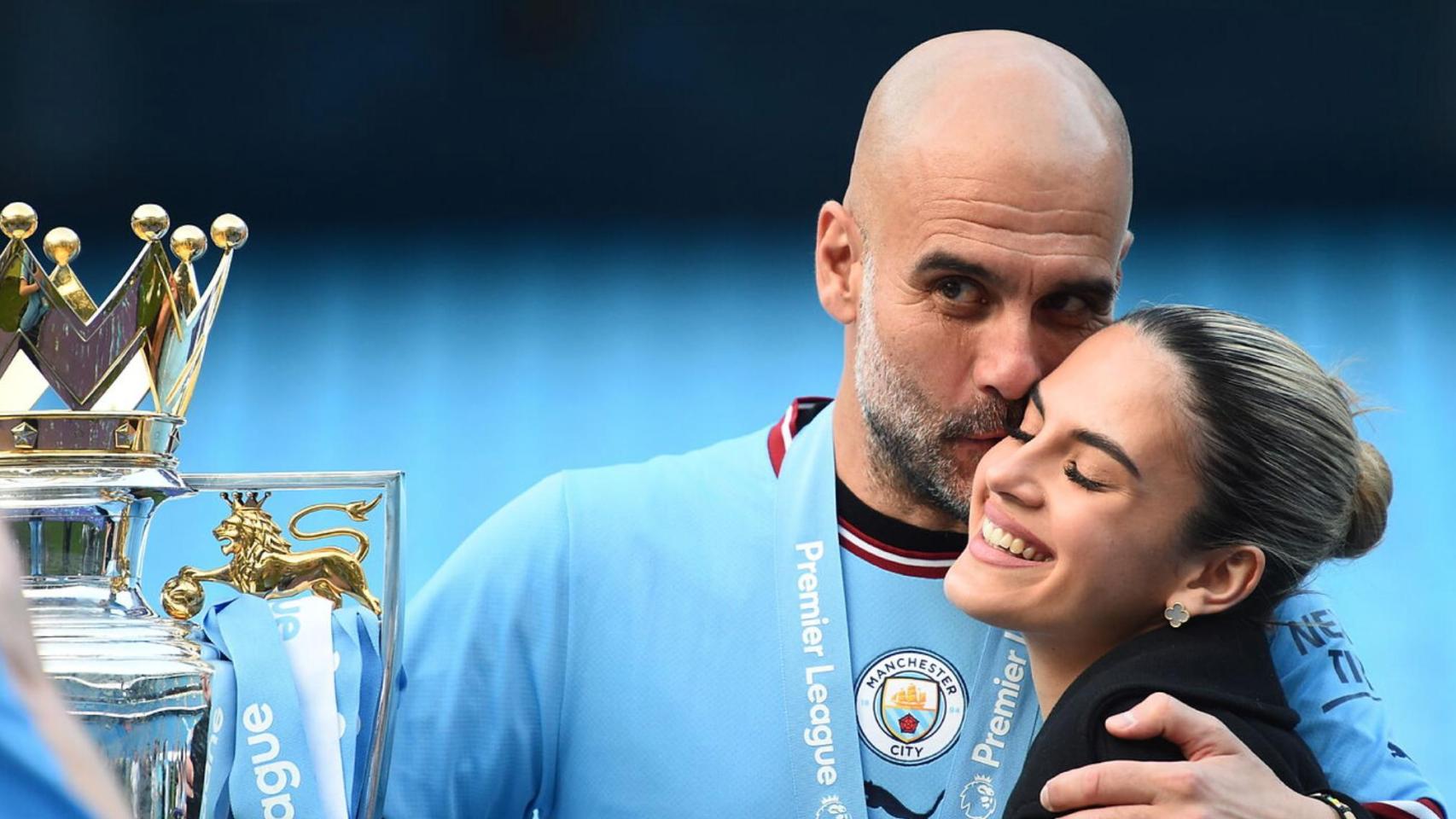 Pep Guardiola, junto a su hija María, en la celebración de un título del Manchester City