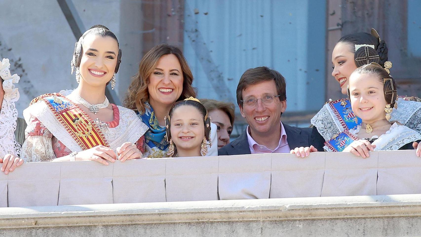 Almeida y Catalá en el balcón del Ayuntamiento de Valencia durante la 'mascletà'. EE