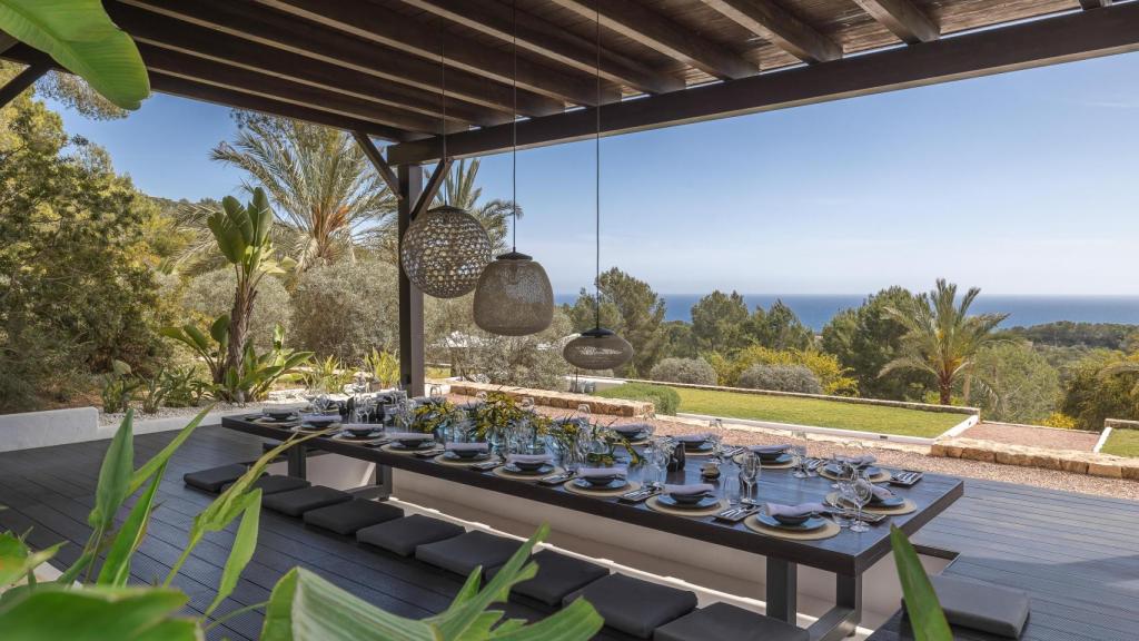 Imagen del comedor de día, con vistas al mar y amplísima zona de césped.