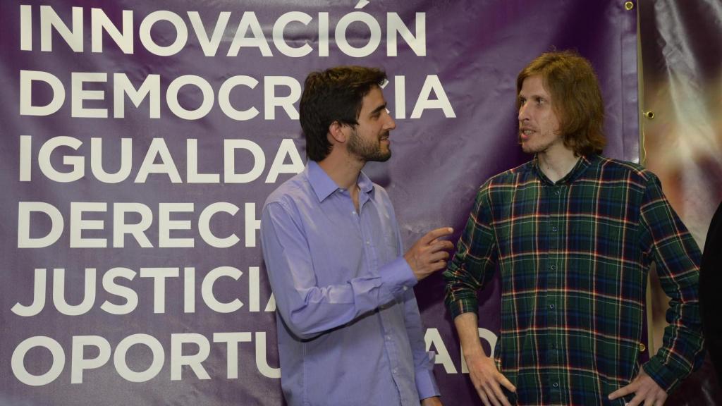 Acto público de Podemos en Aranda de Duero en el que participaron el candidato a la Junta de CyL, Pablo Fernández (D), y el cabeza de lista por Burgos, Pedro de Palacio (I), que posteriormente abandanó las Cortes