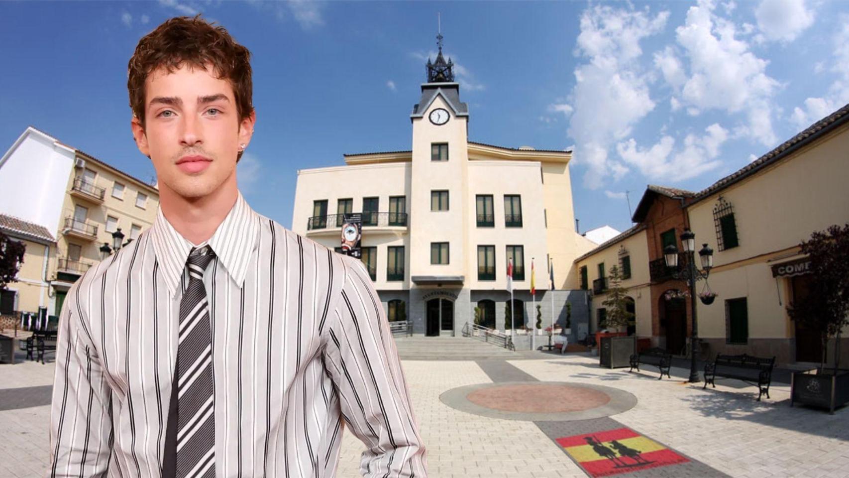 Manu Ríos y de fondo la plaza de España de Calzada de Caltrava.