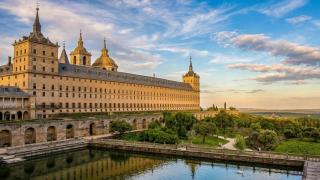 Visite el Monasterio de San Lorenzo de El Escorial.