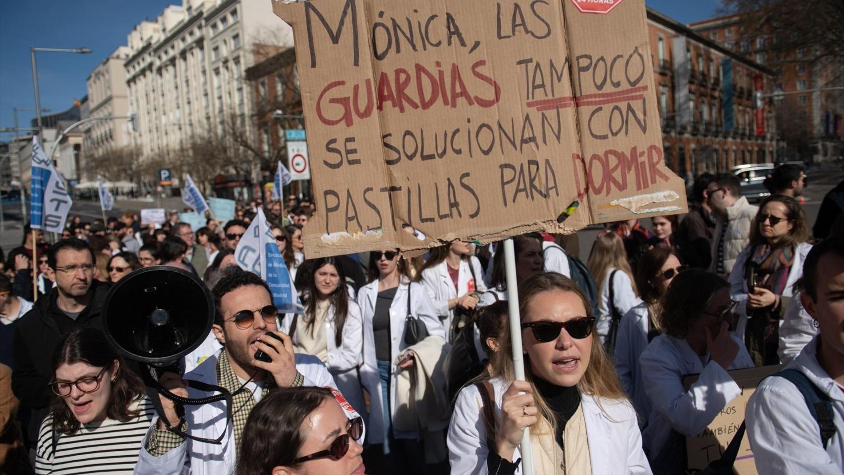 Médicos manifestantes durante una manifestación con motivo de la huelga médica , a 16 de marzo de 2026, en Madrid (España)