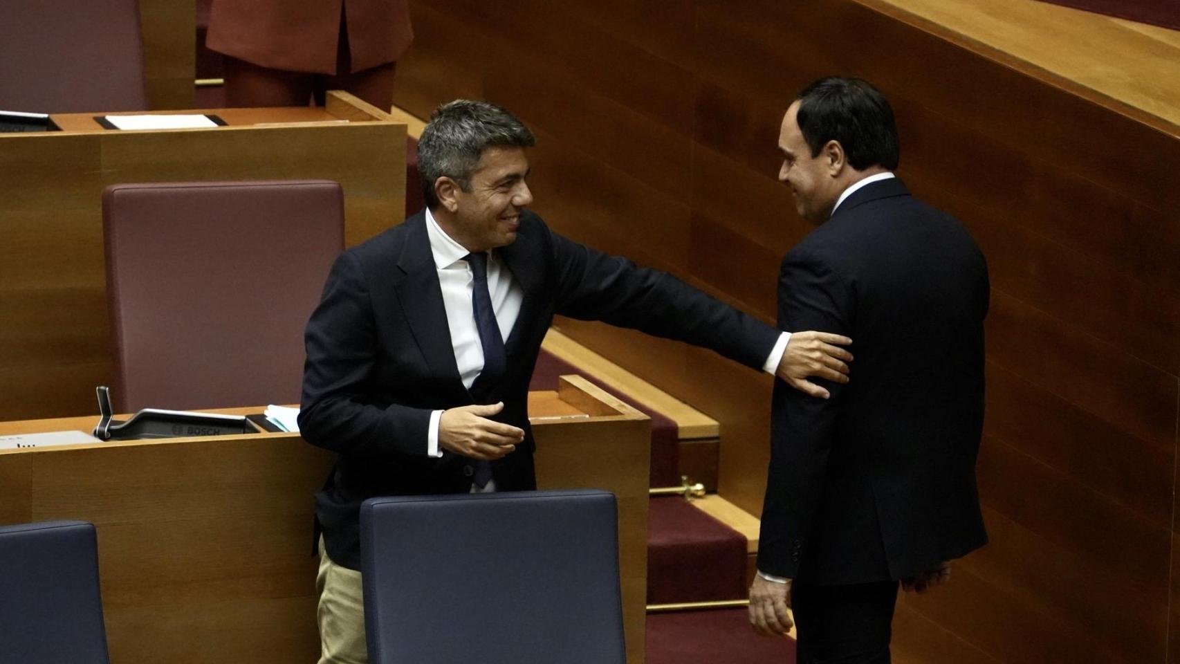 Carlos Mazón saluda a Juanfran Pérez Llorca. Eduardo Manzana / EP