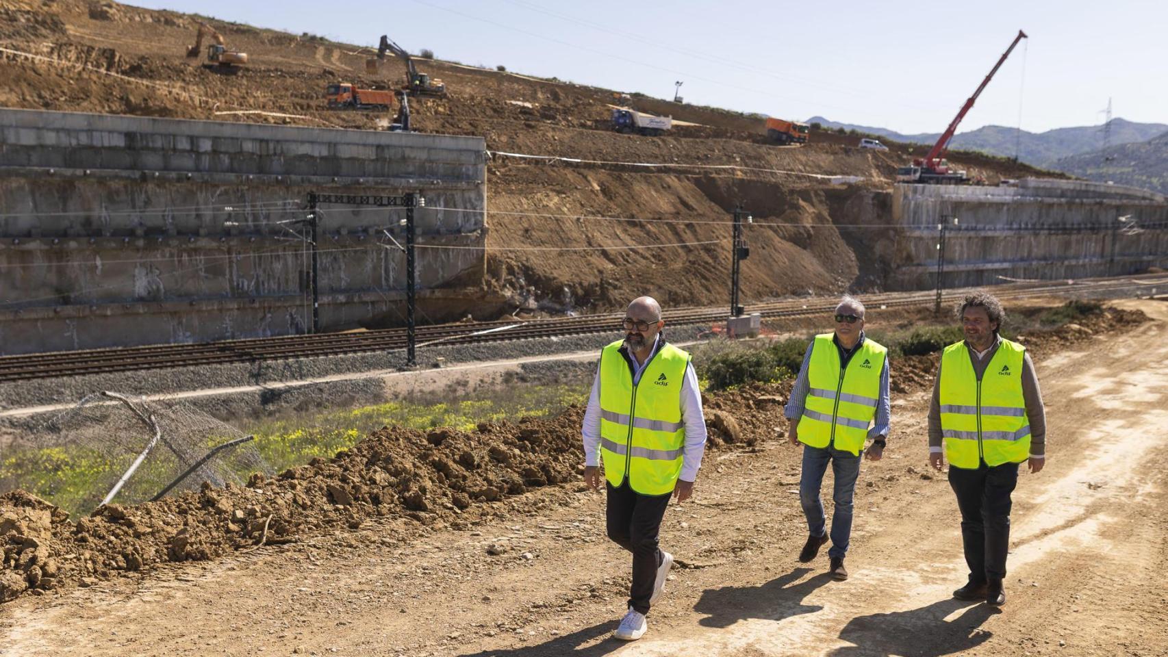 El presidente de Adif, Pedro Marco de la Peña, visitando las obras en Álora este lunes.