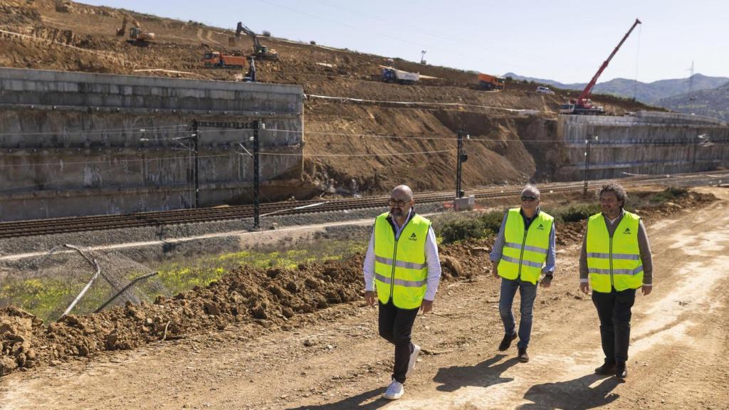 El presidente de Adif, Pedro Marco de la Peña, visitando las obras en Álora este lunes.