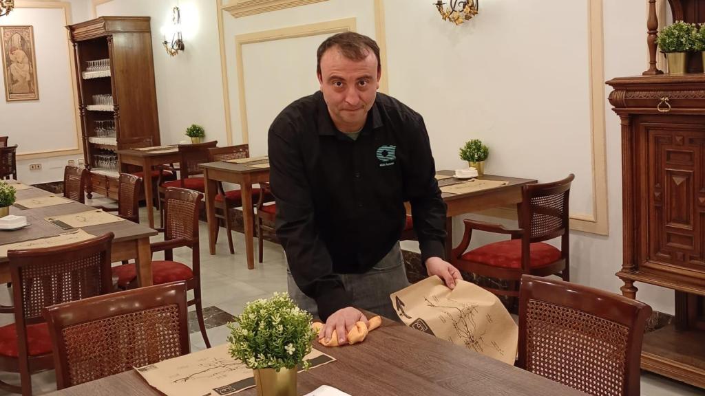 Javier Pardo, usuario del Servicio de Empleo de la Fundación Intras, durante su jornada laboral