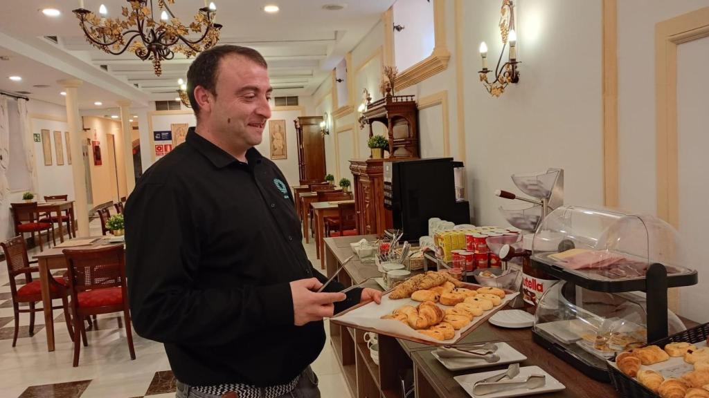 Javier Pardo prepara el desayuno para los huéspedes del Hotel Alda de Zamora