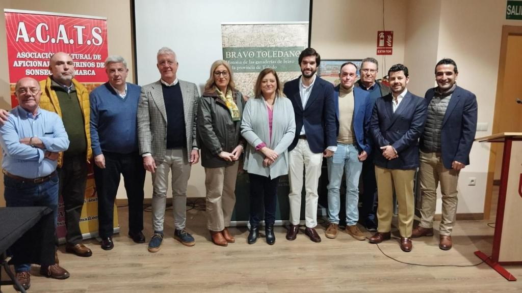 Autoridades, miembros de la peña ACATS, Eduardo de la Rosa y el ganadero de La Olivilla José Manuel Galán.