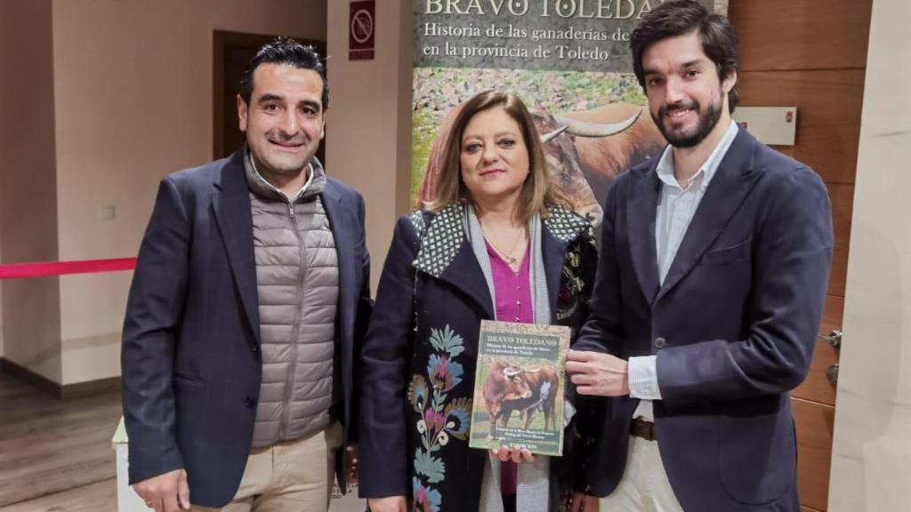 El presidente ACATS, Tito Fernández; la alcaldesa de Sonseca, Victoria Martín de Pablo y el autor Bravo Toledano, Eduardo Sánchez de la Rosa.