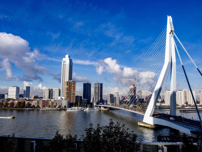 El puente Erasmusbridge de Róterdam.