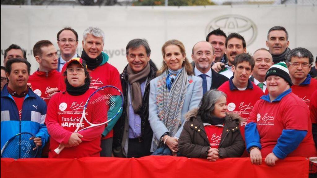 El equipo de la Fundación Emilio Sánchez Vicario en uno de sus eventos celebrados en España, junto a la infanta Elena.