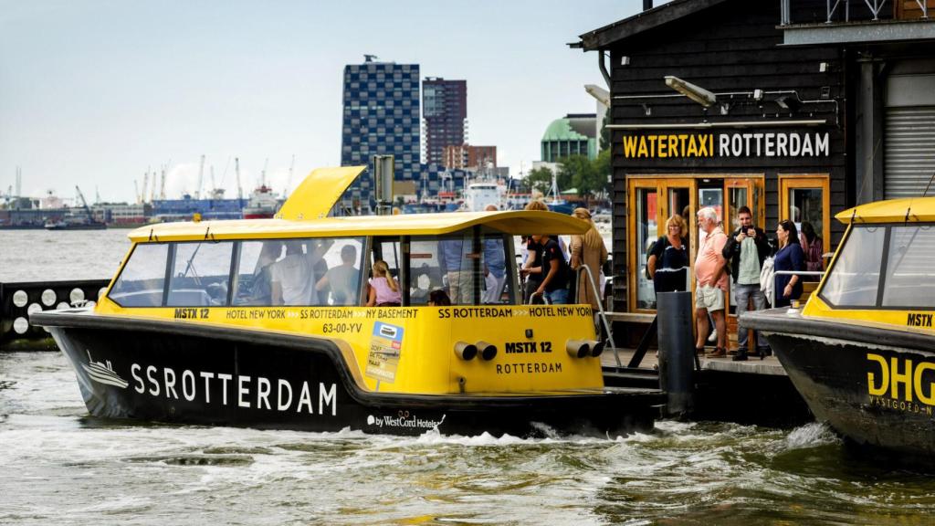 Un 'water' taxi en Katendrecht.IrisvandenBroek_iris-van-den-broek-scaled