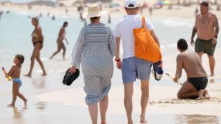 Personas en las Grandes Playas de Corralejo (Fuerteventura).