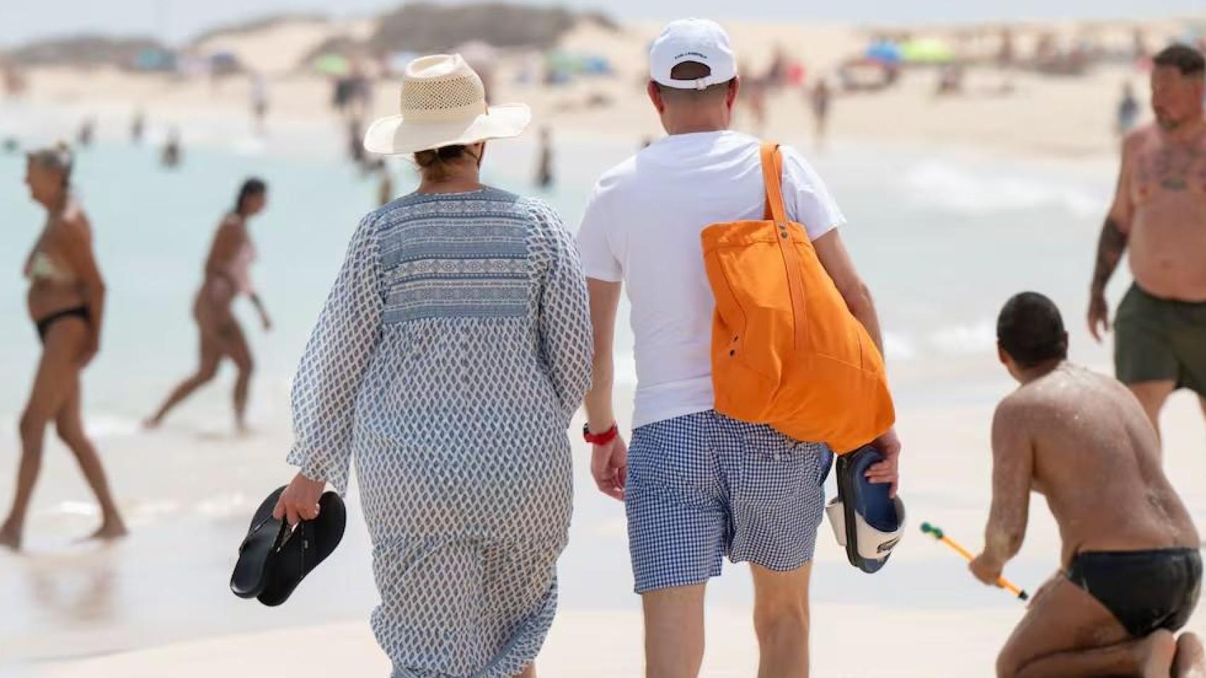 Personas en las Grandes Playas de Corralejo (Fuerteventura).