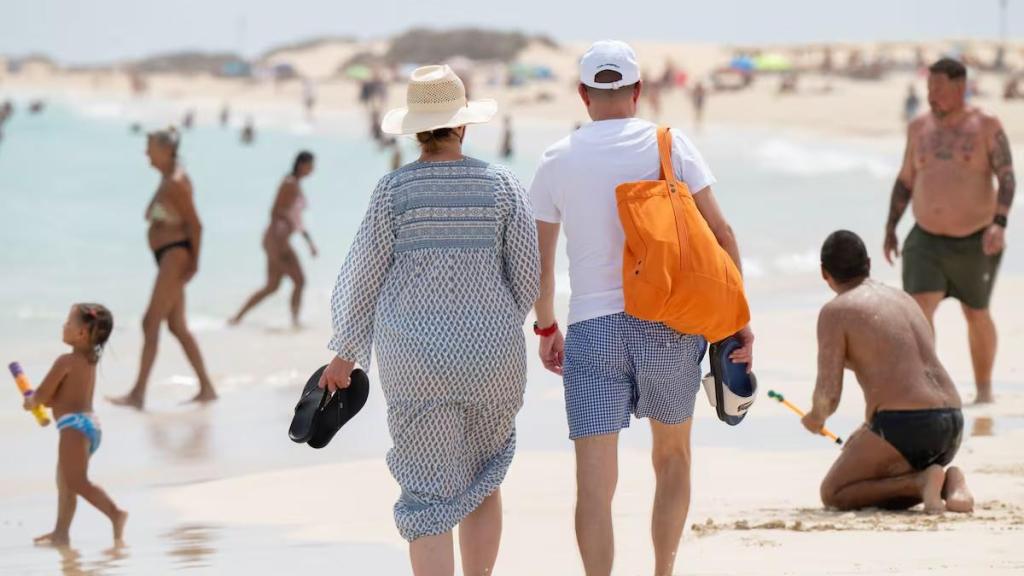 Personas en las Grandes Playas de Corralejo (Fuerteventura).