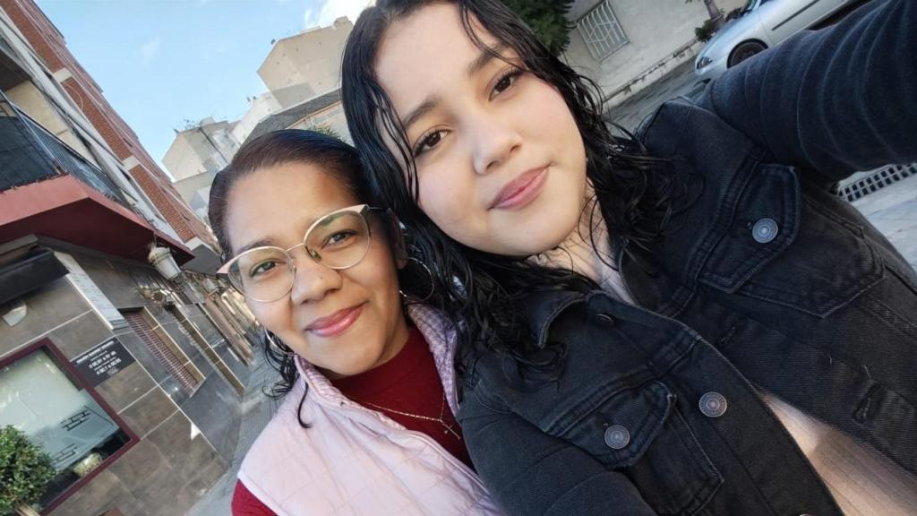 Madre e hija posan para un selfie en Molina de Segura.