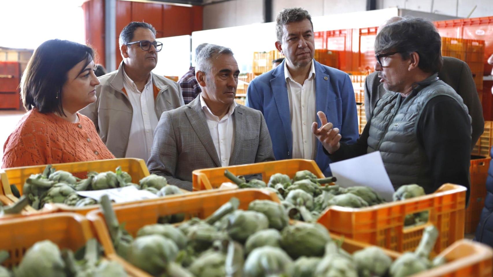 El conseller Barrachina ayer en la visita a una planta de producción agroalimentaria de la provincia de Alicante.