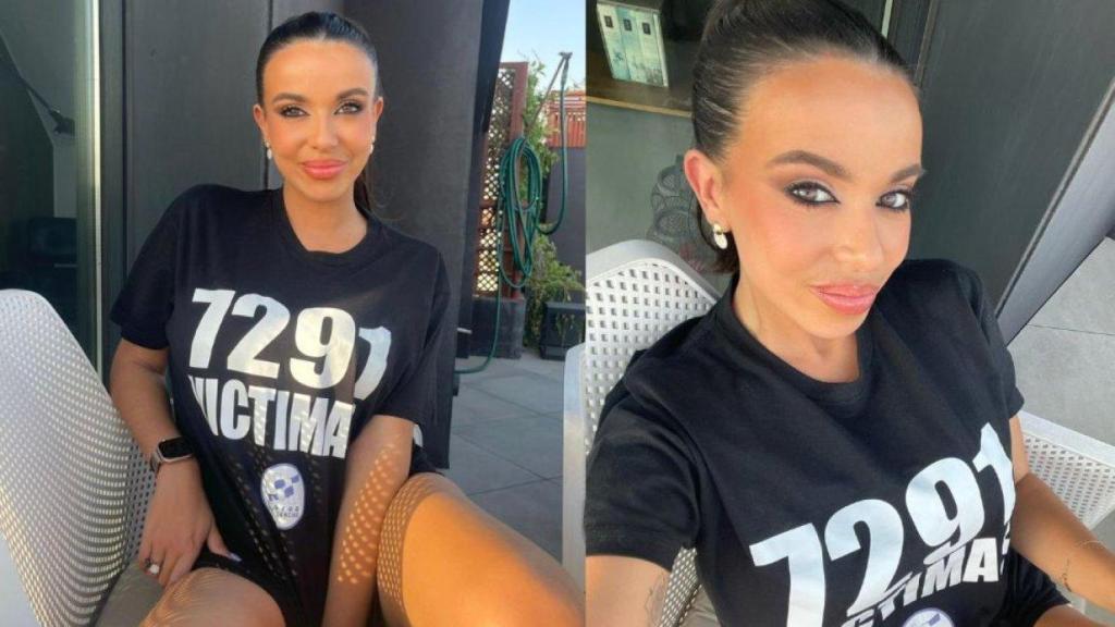La tertuliana Sarah Santaolalla posa con una camiseta que denuncia las muertes en residencias durante la pandemia atribuidas por la izquierda a Isabel Díaz Ayuso.