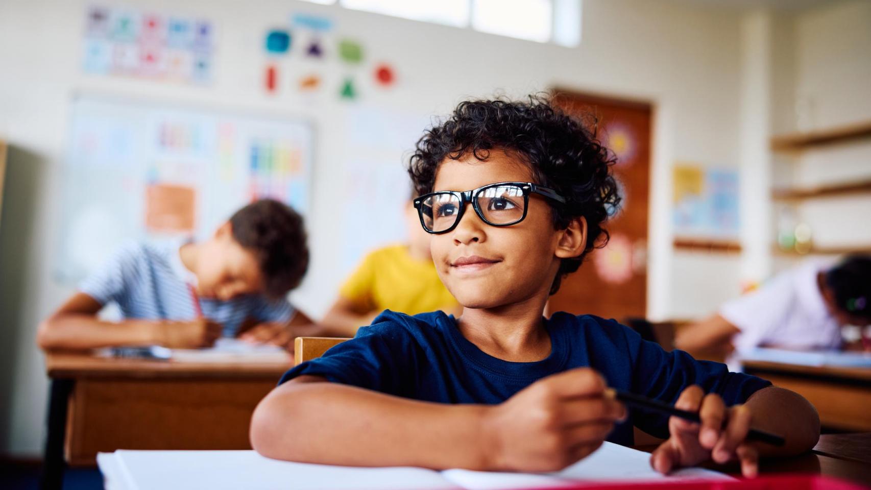 Niño sentado en un aula.