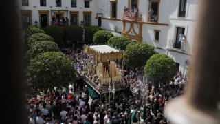 El paso de una de las procesiones por el Palacio de Villapanes.
