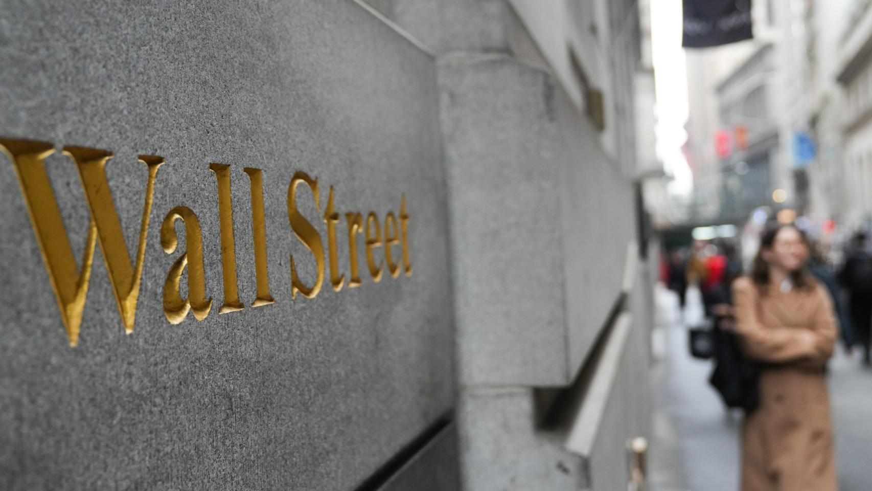Paseantes junto a Wall Street en Nueva York.