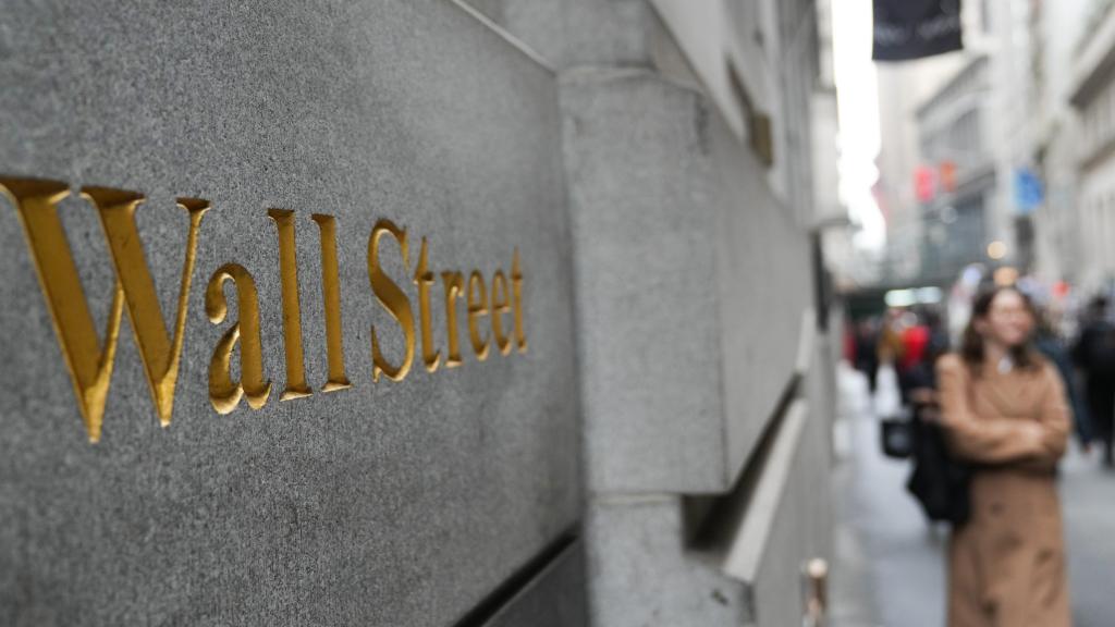 Paseantes junto a Wall Street en Nueva York.
