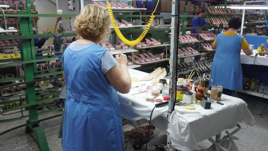 Artesanas trabajando en un zapato en el taller de Magrit de Elda.