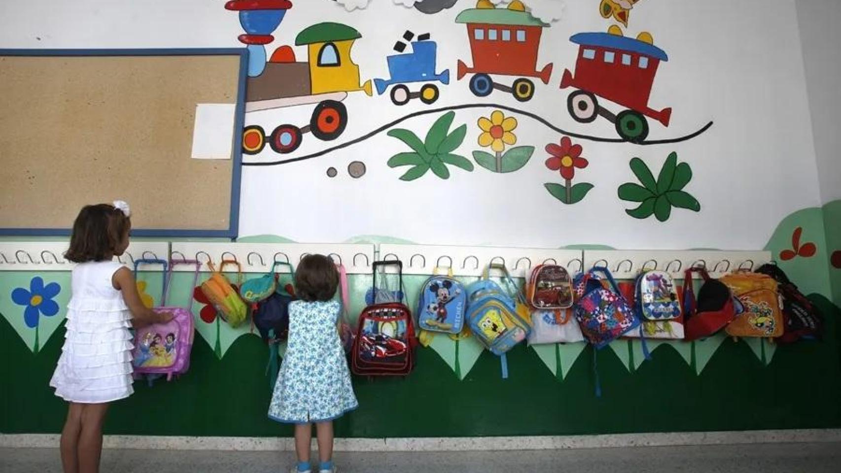 Varias niñas en un centro escolar