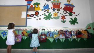 Varias niñas en un centro escolar