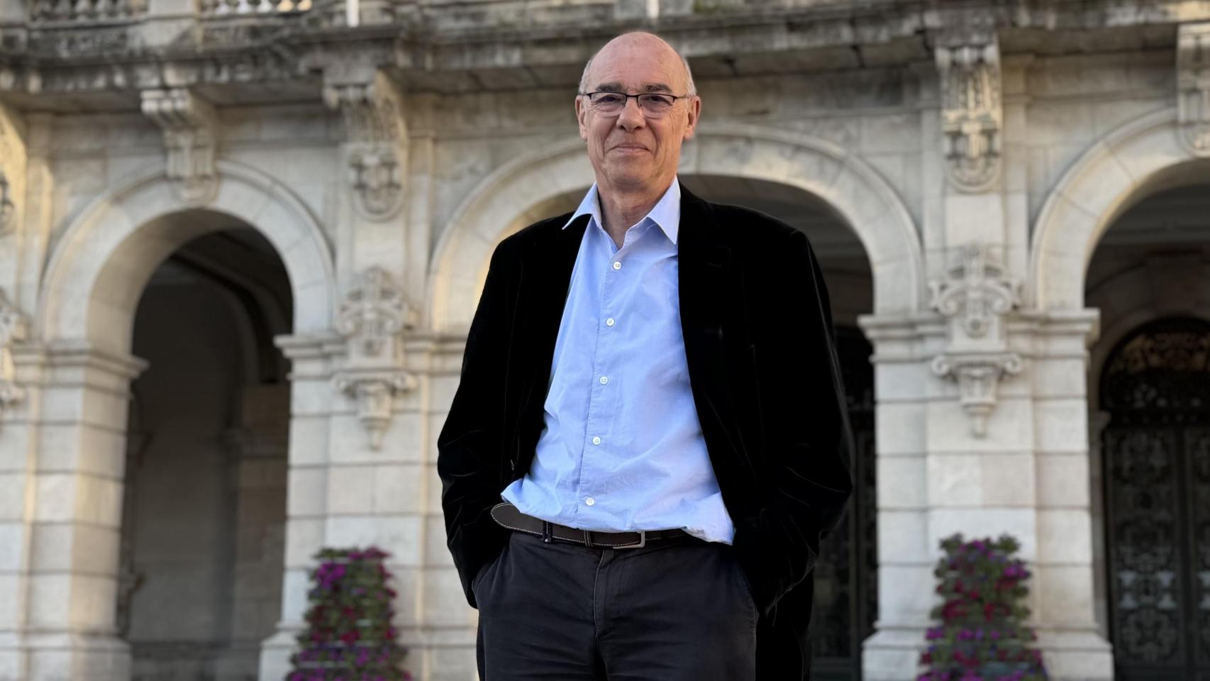 Francisco Jorquera, voceiro do BNG da Coruña ante o palacio de María Pita.