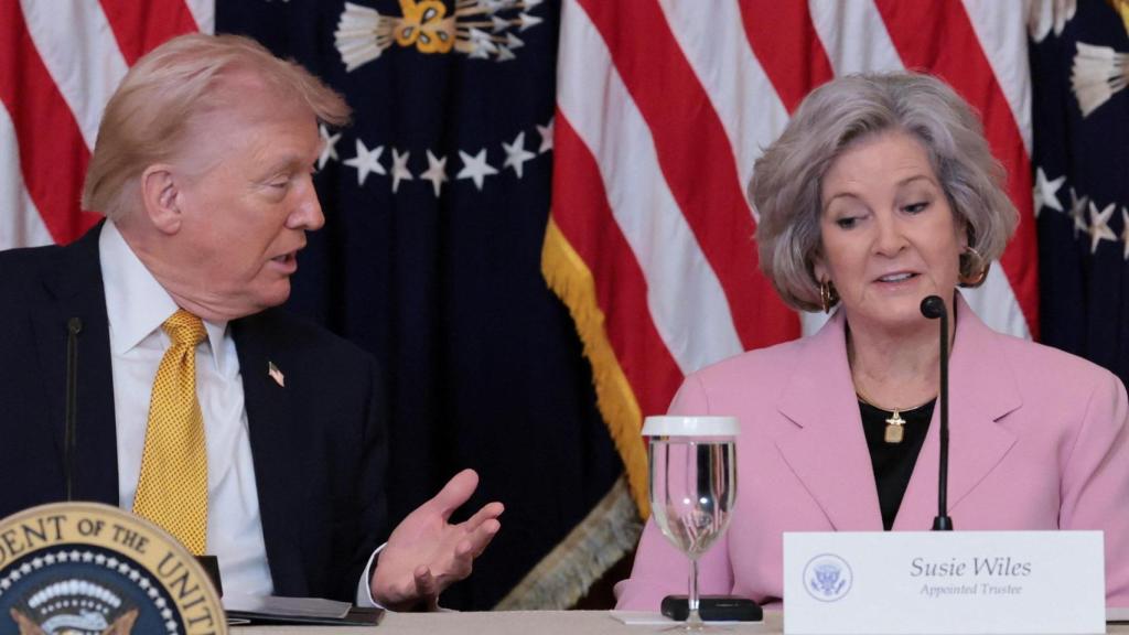 El presidente de Estados Unidos, Donald Trump, habla mientras está sentado junto a la jefa de gabinete de la Casa Blanca, Susie Wiles.