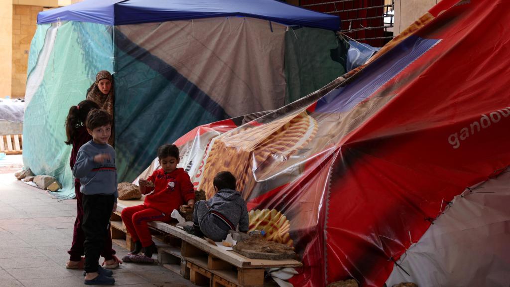 Personas desplazadas tras una escalada entre Hezbolá e Israel, en medio del conflicto entre Estados Unidos e Israel con Irán.