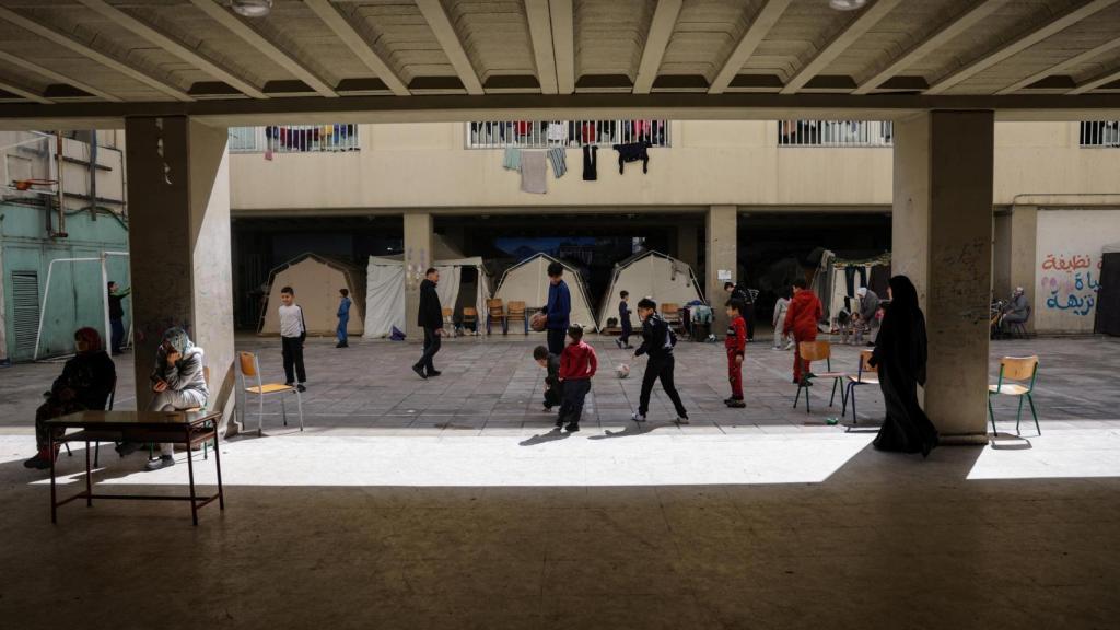 Una escuela convertida en refugio para familias desplazadas en Beirut.
