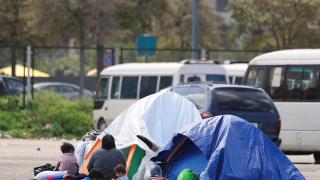Personas desplazadas en tiendas de campaña en Beirut.