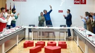 El secretario general del PSOECyL, Carlos Martínez, junto a la vicesecretaria general, Nuria Rubio, durante la reunión de la Ejecutiva Autonómica del partido, este lunes