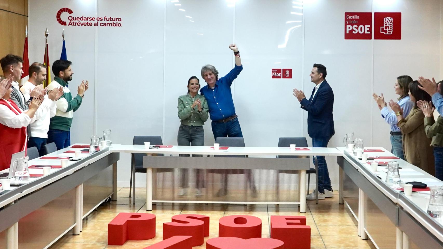 El secretario general del PSOECyL, Carlos Martínez, junto a la vicesecretaria general, Nuria Rubio, durante la reunión de la Ejecutiva Autonómica del partido, este lunes