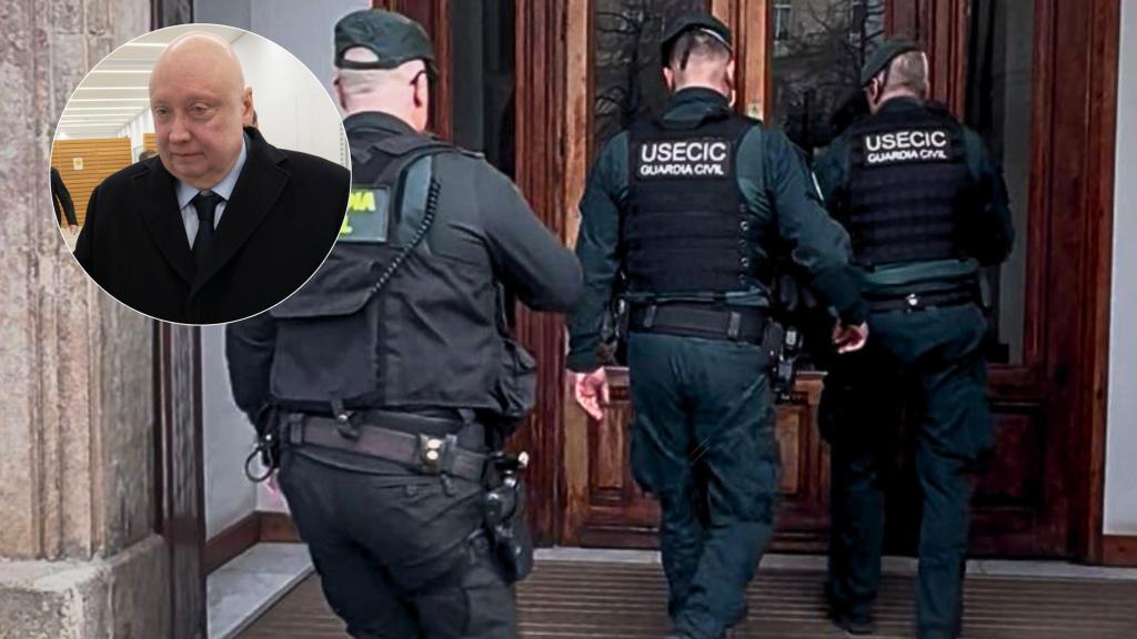 Varios agentes de la Guardia Civil, en el registro de la sede de Forestalia de Zaragoza.