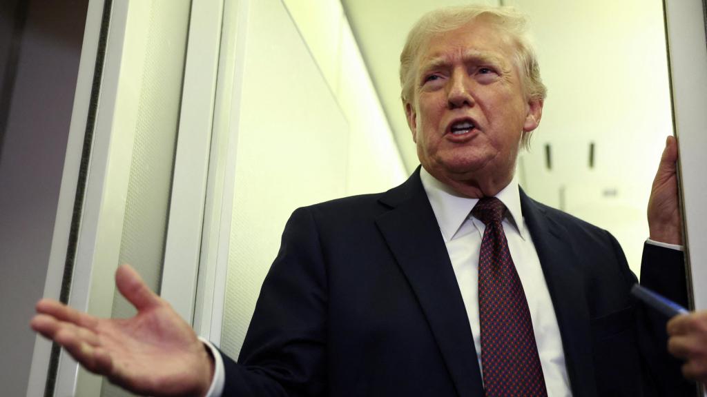 Donald Trump, a bordo del Air Force One durante un vuelo de regreso a Washington.